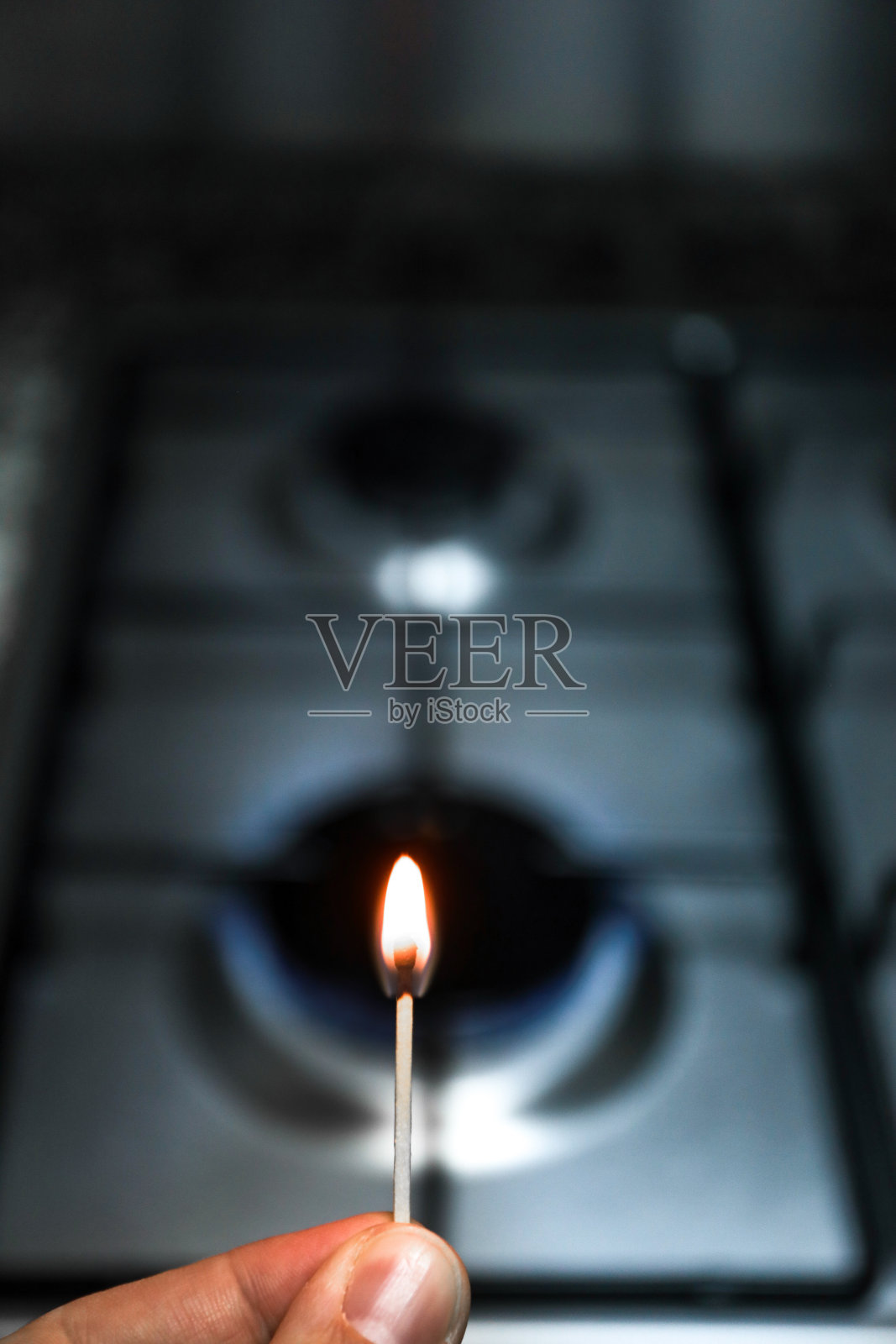 煤气炉，有的炉具用火柴点燃，用火做饭照片摄影图片