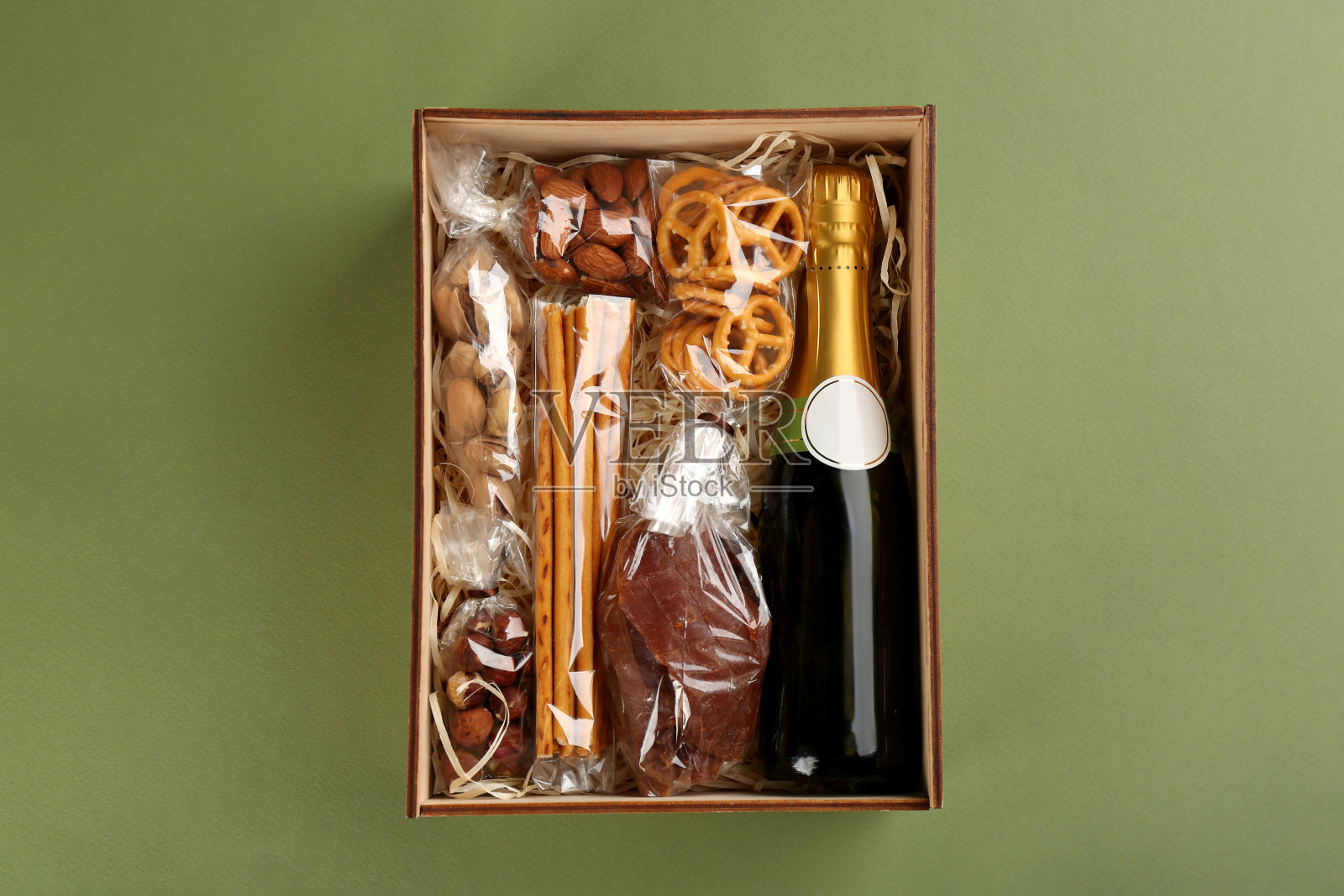 时尚的礼物设置在橄榄背景，俯视图照片摄影图片