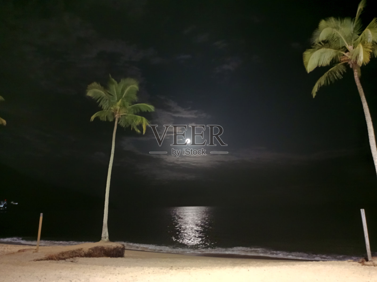 月亮映在海面上照片摄影图片