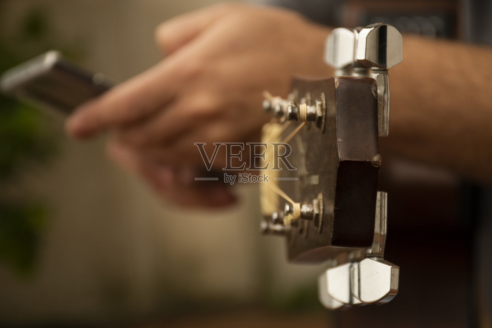 选择智能手机上的音乐来弹吉他照片摄影图片