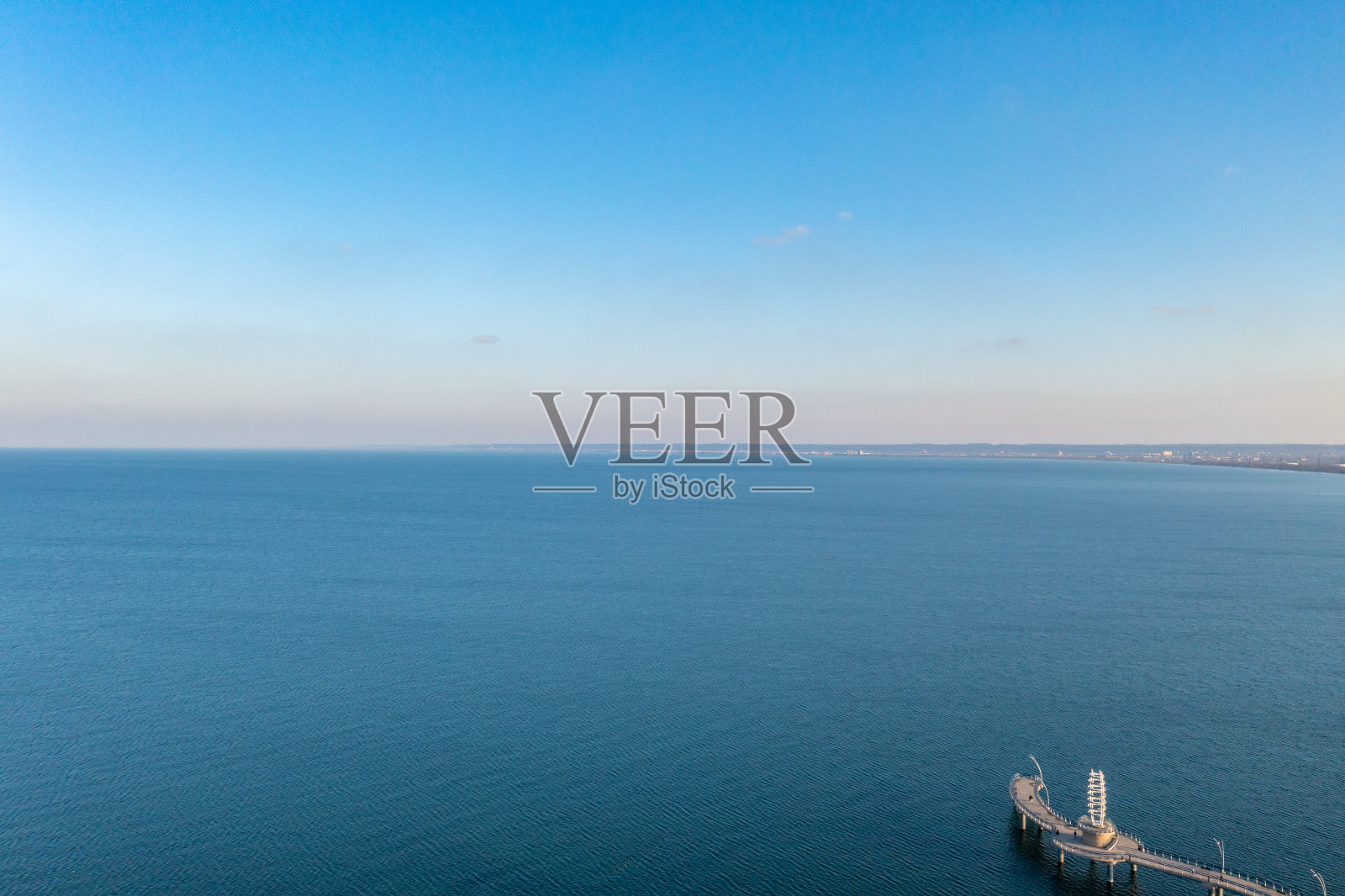 布兰特街码头和安大略湖的鸟瞰图，伯灵顿，加拿大照片摄影图片