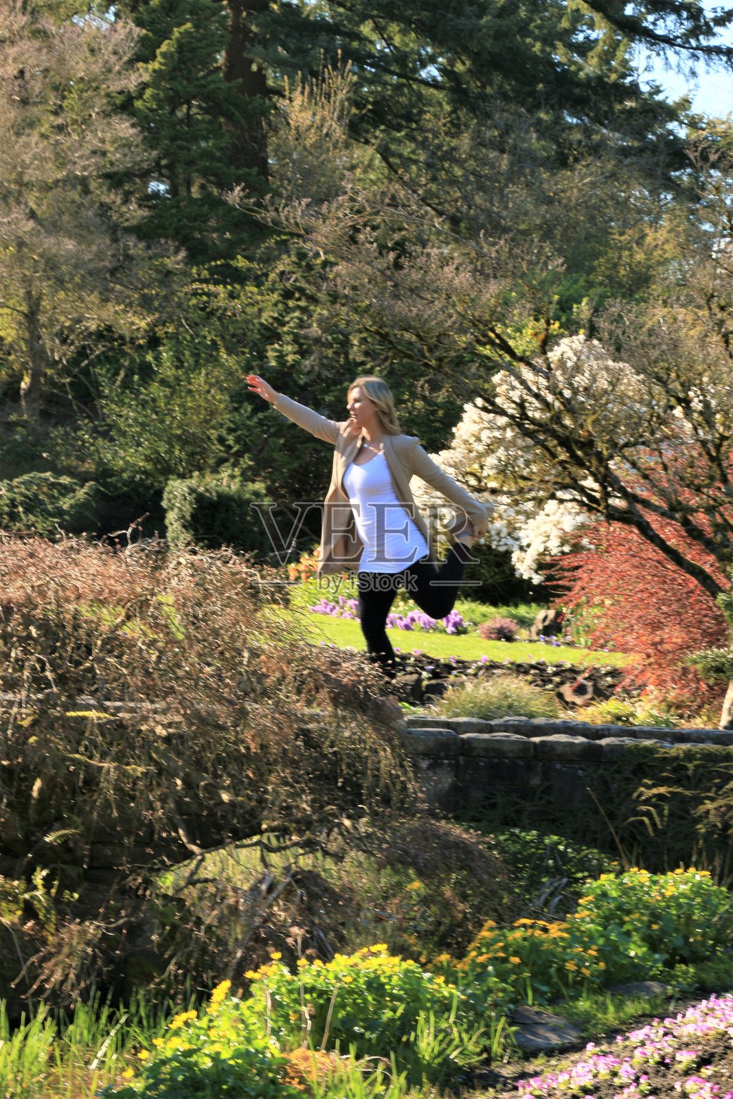 《花园里的女超人照片摄影图片