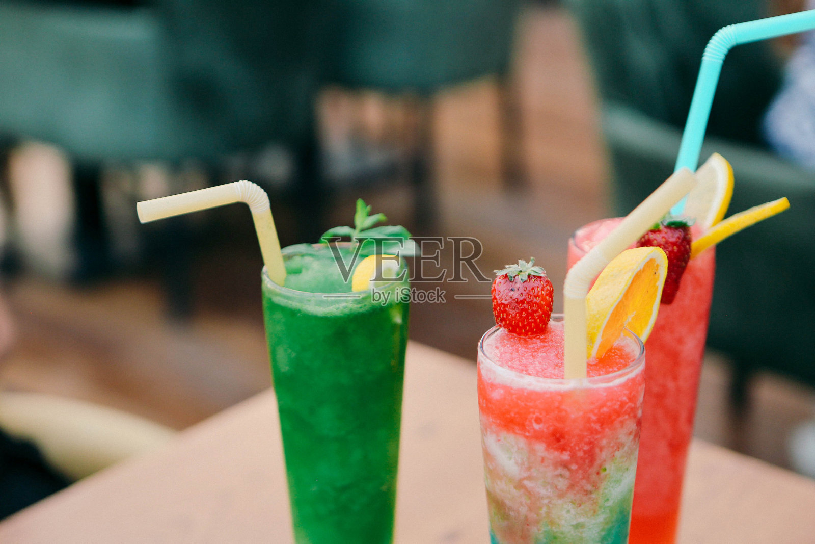 五彩缤纷的鸡尾酒，异国情调的酒精鸡尾酒照片摄影图片