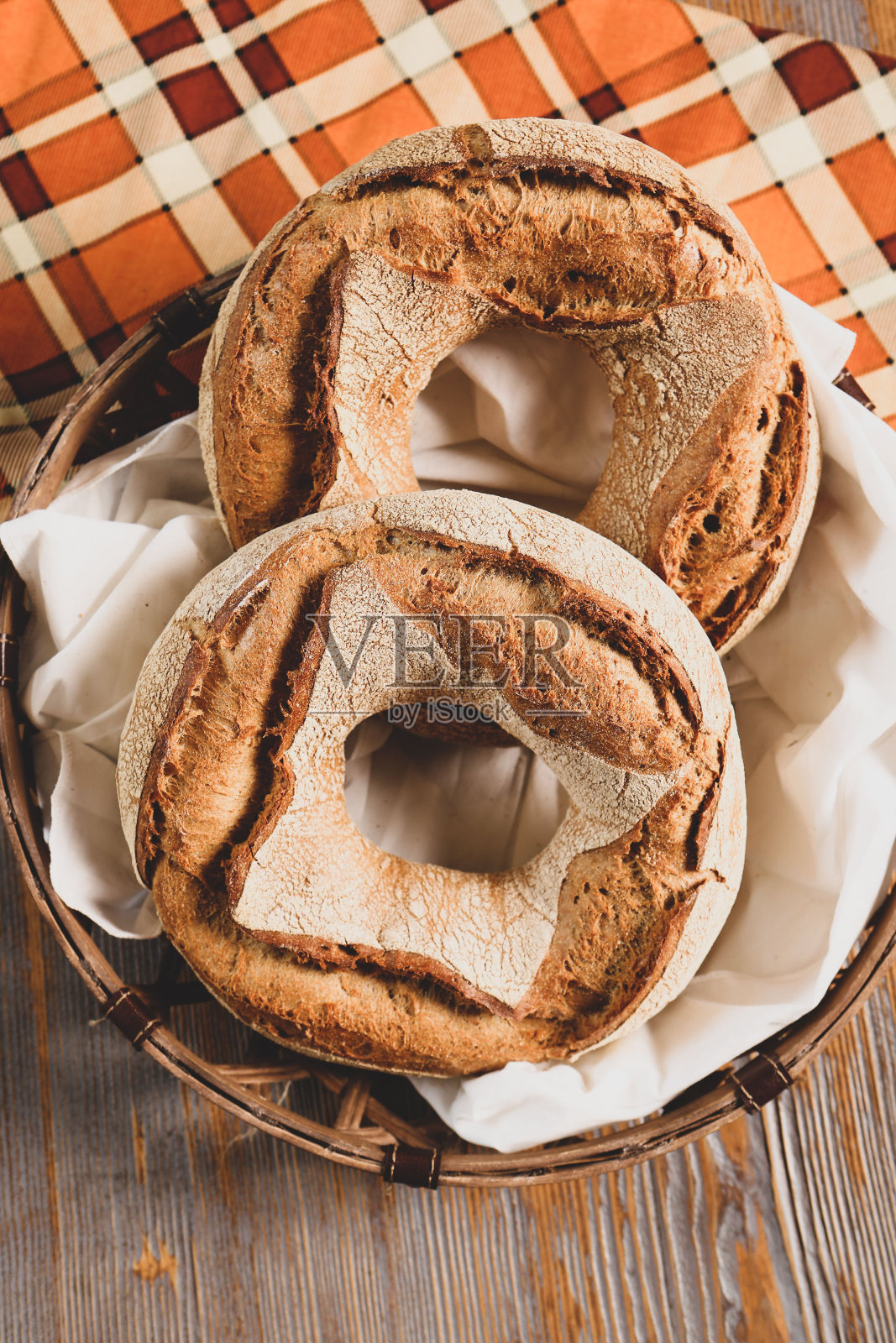 美味的面包在桌子上照片摄影图片