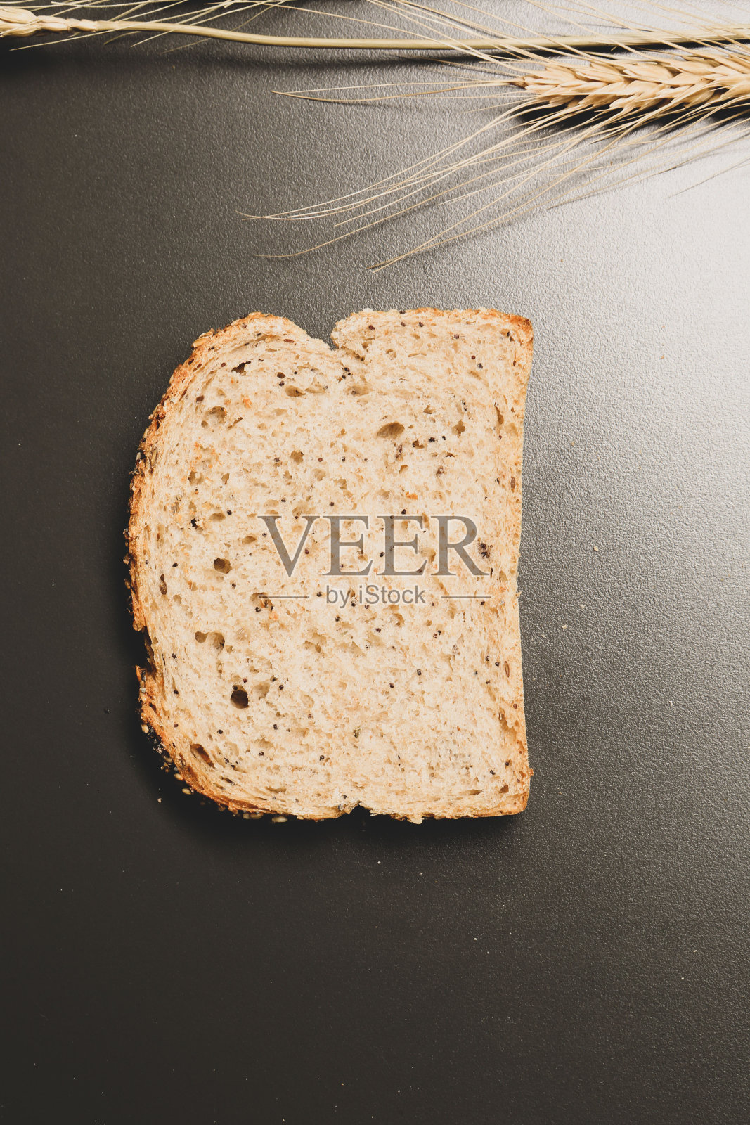 美味的面包在桌子上照片摄影图片