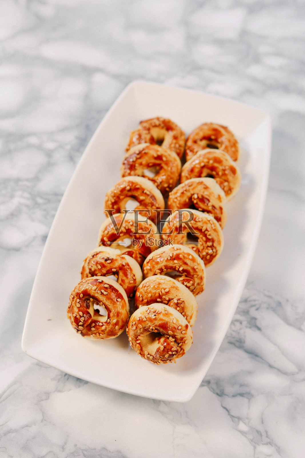 各式各样的茶点和巧克力曲奇照片摄影图片