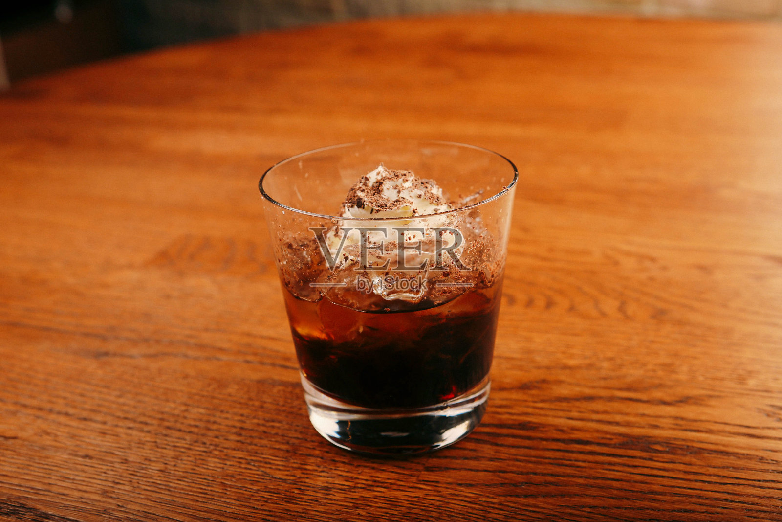 五彩缤纷的鸡尾酒，异国情调的酒精鸡尾酒照片摄影图片