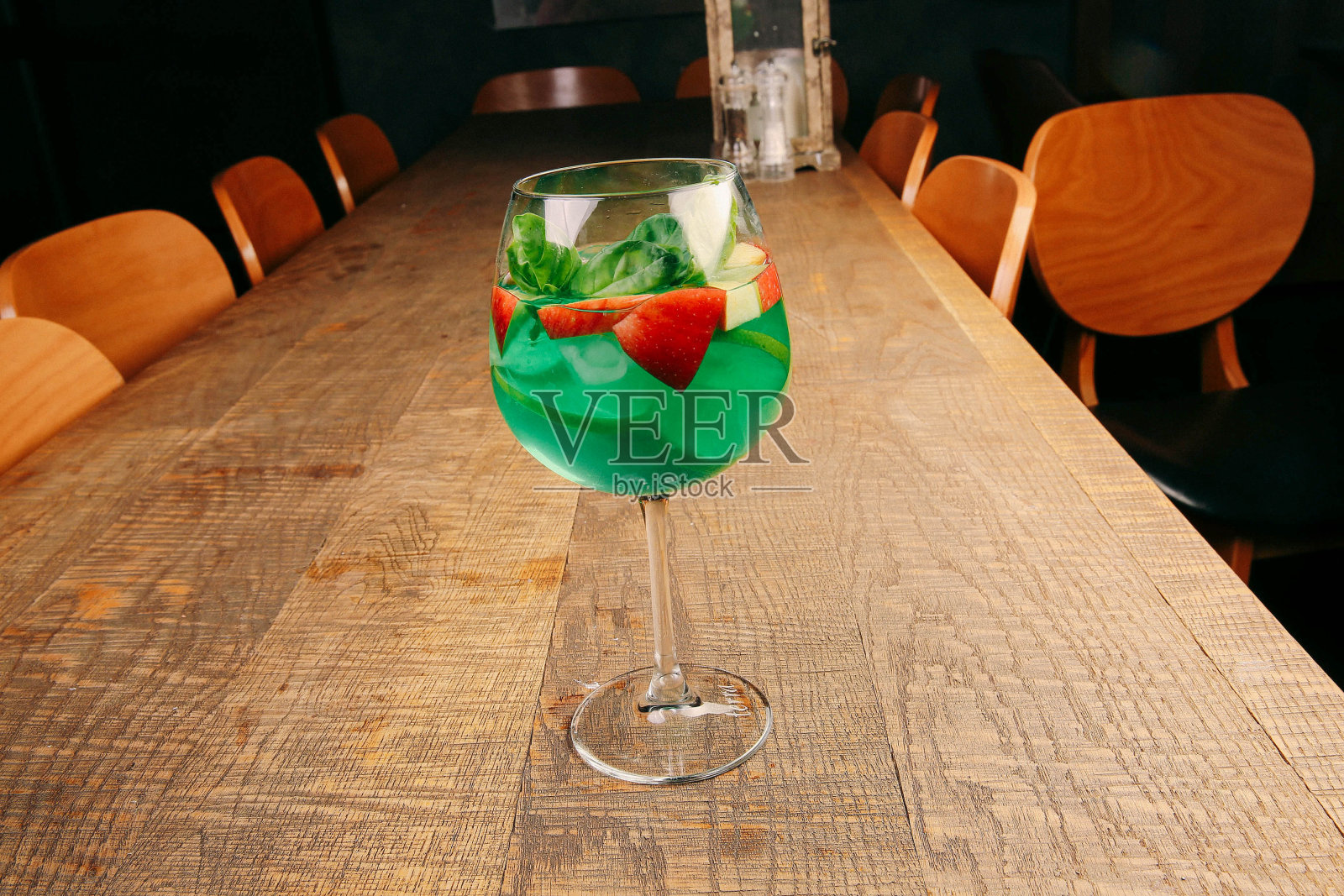 五彩缤纷的鸡尾酒，异国情调的酒精鸡尾酒照片摄影图片