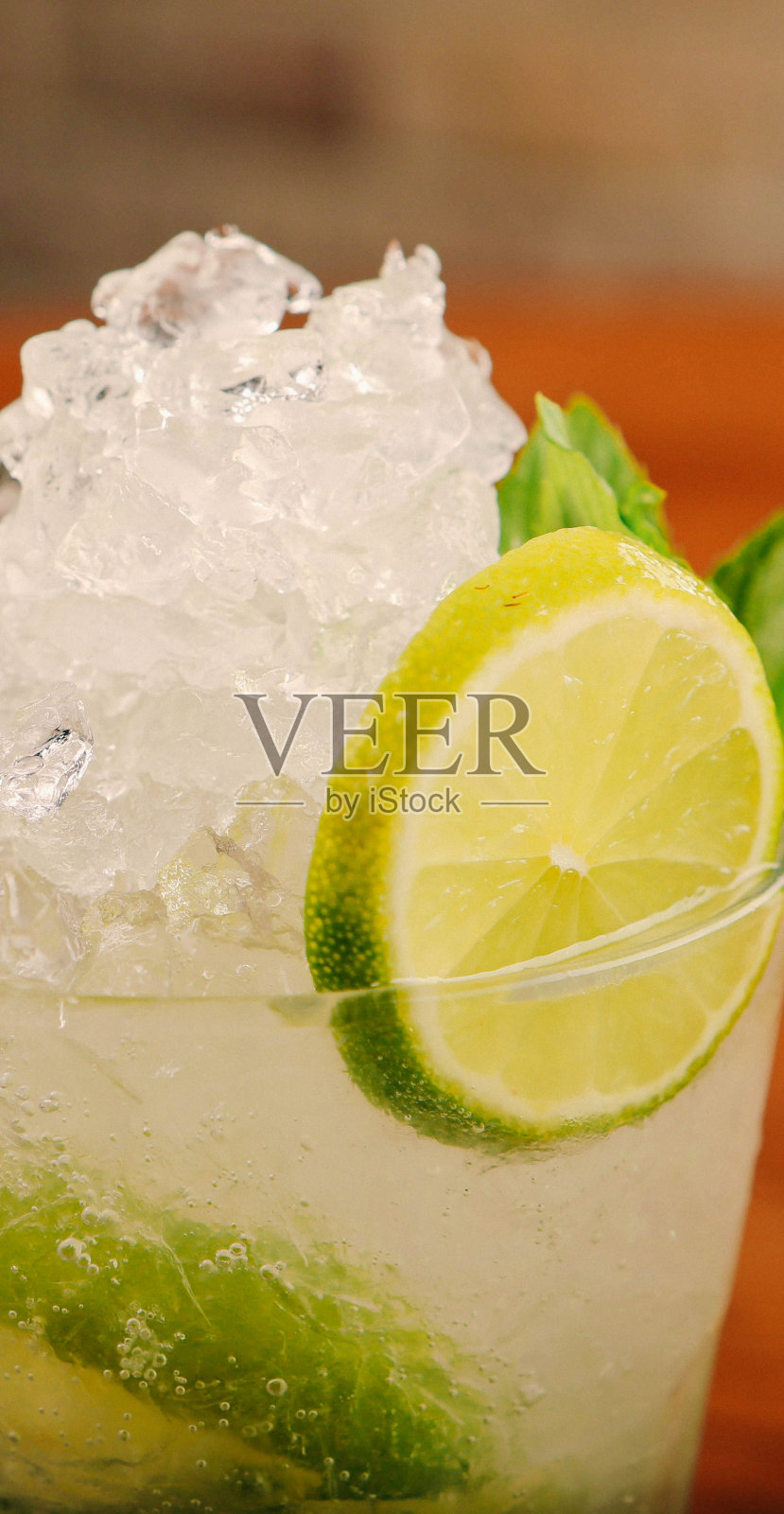 五彩缤纷的鸡尾酒，异国情调的酒精鸡尾酒照片摄影图片