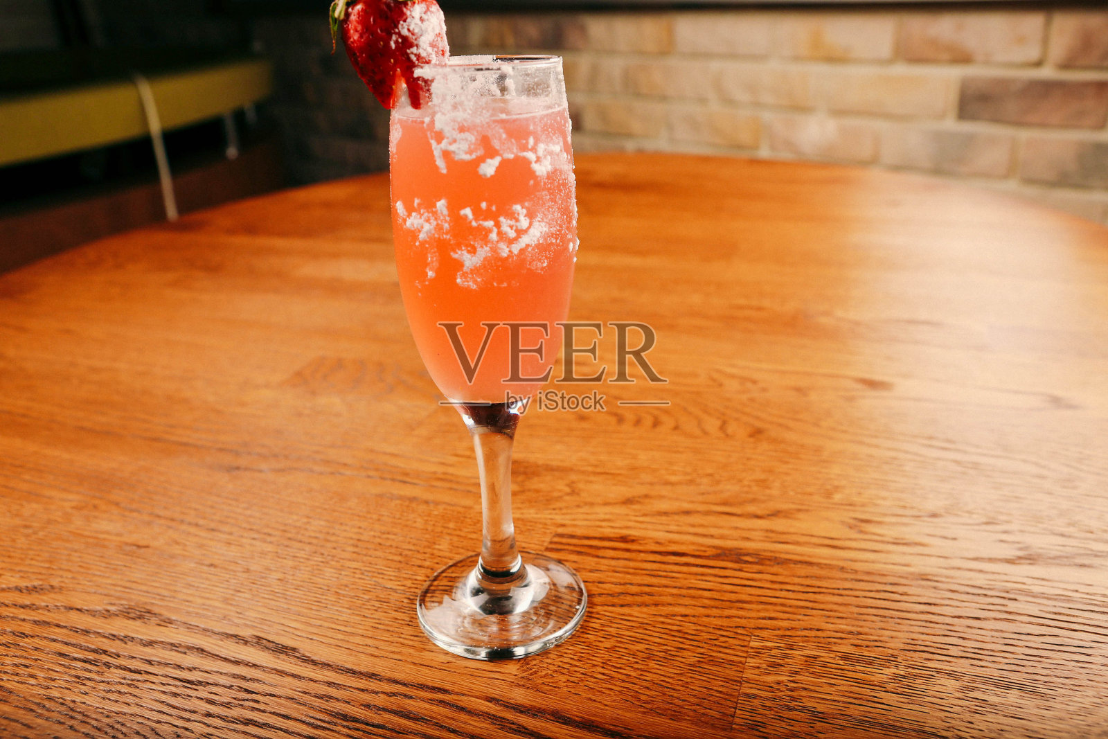 五彩缤纷的鸡尾酒，异国情调的酒精鸡尾酒照片摄影图片