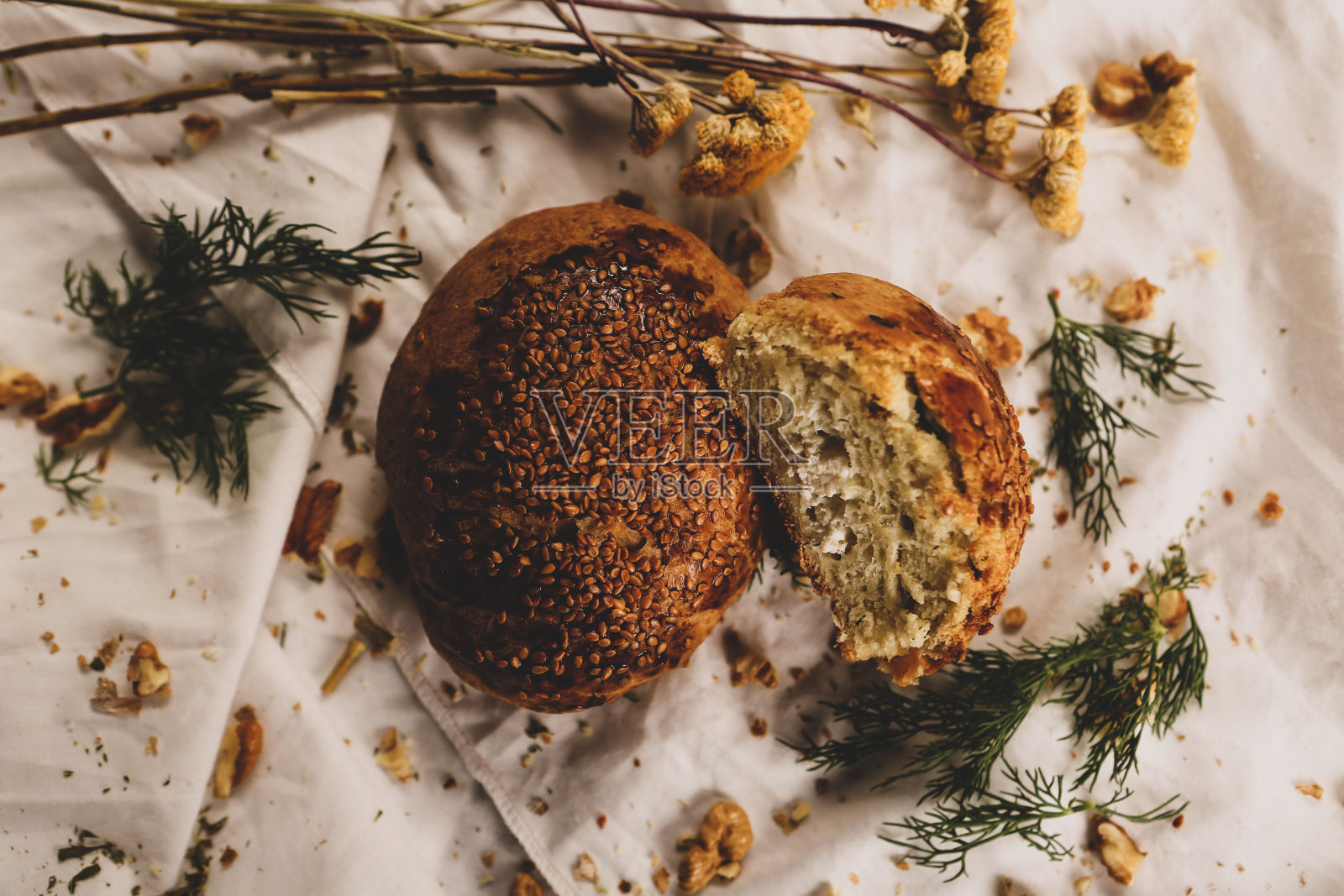 美味的面包在桌子上照片摄影图片