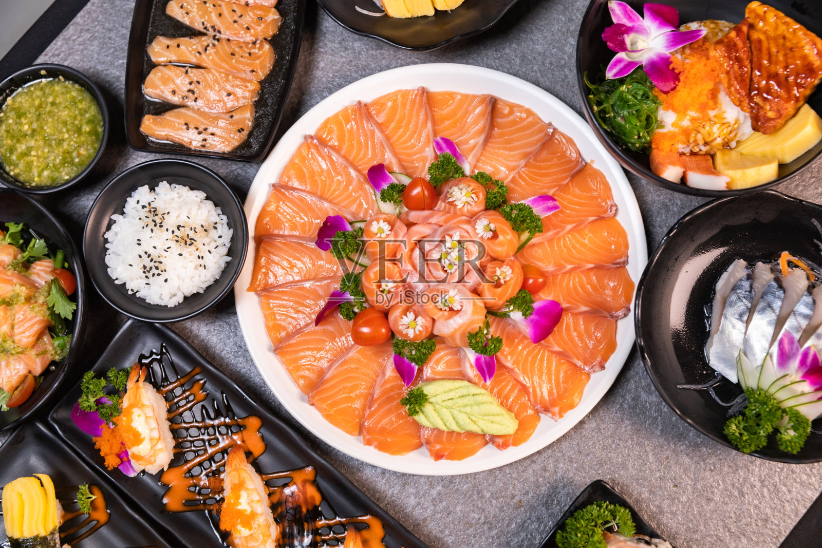 生鱼片寿司与大豆设置在黑色的背景。什锦寿司盘在黑色石板背景。俯视图照片摄影图片