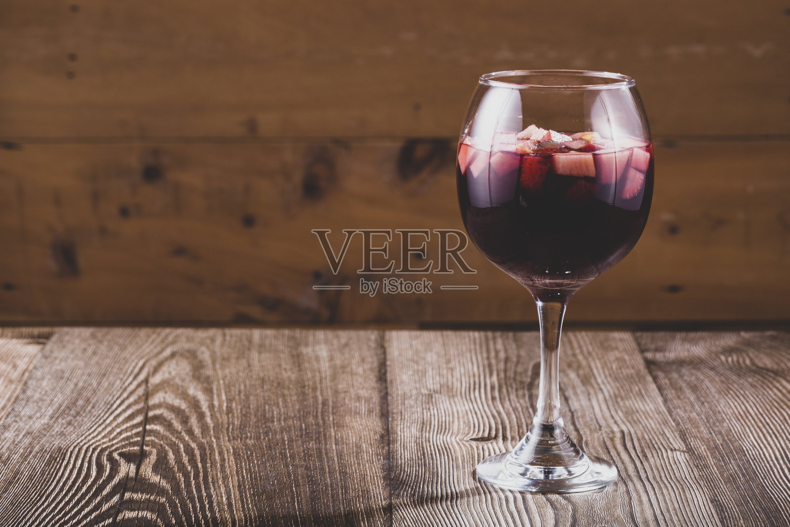 木制背景上的桑格里亚酒杯照片摄影图片