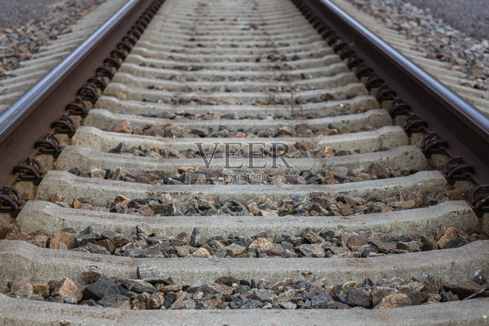 铁路轨道靠近选择性聚焦和模糊的背景照片摄影图片