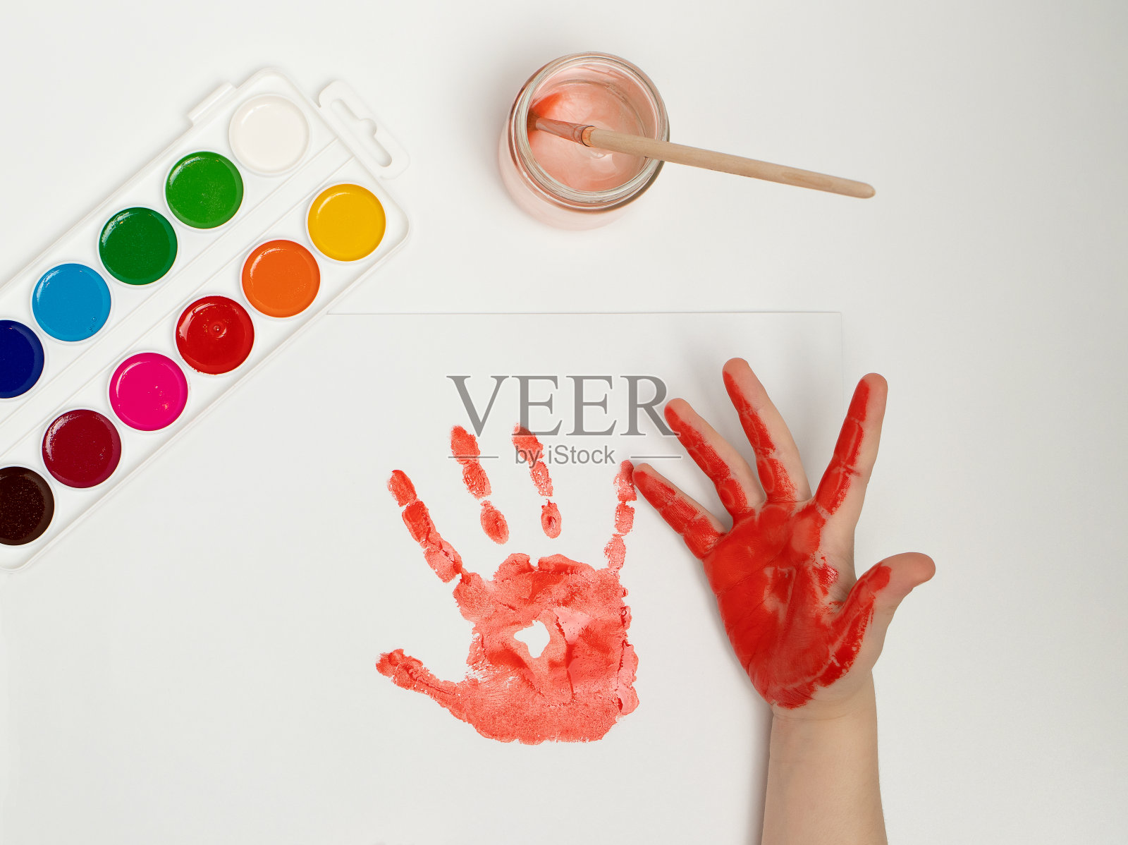 孩子的手和手印用颜料和刷子照片摄影图片