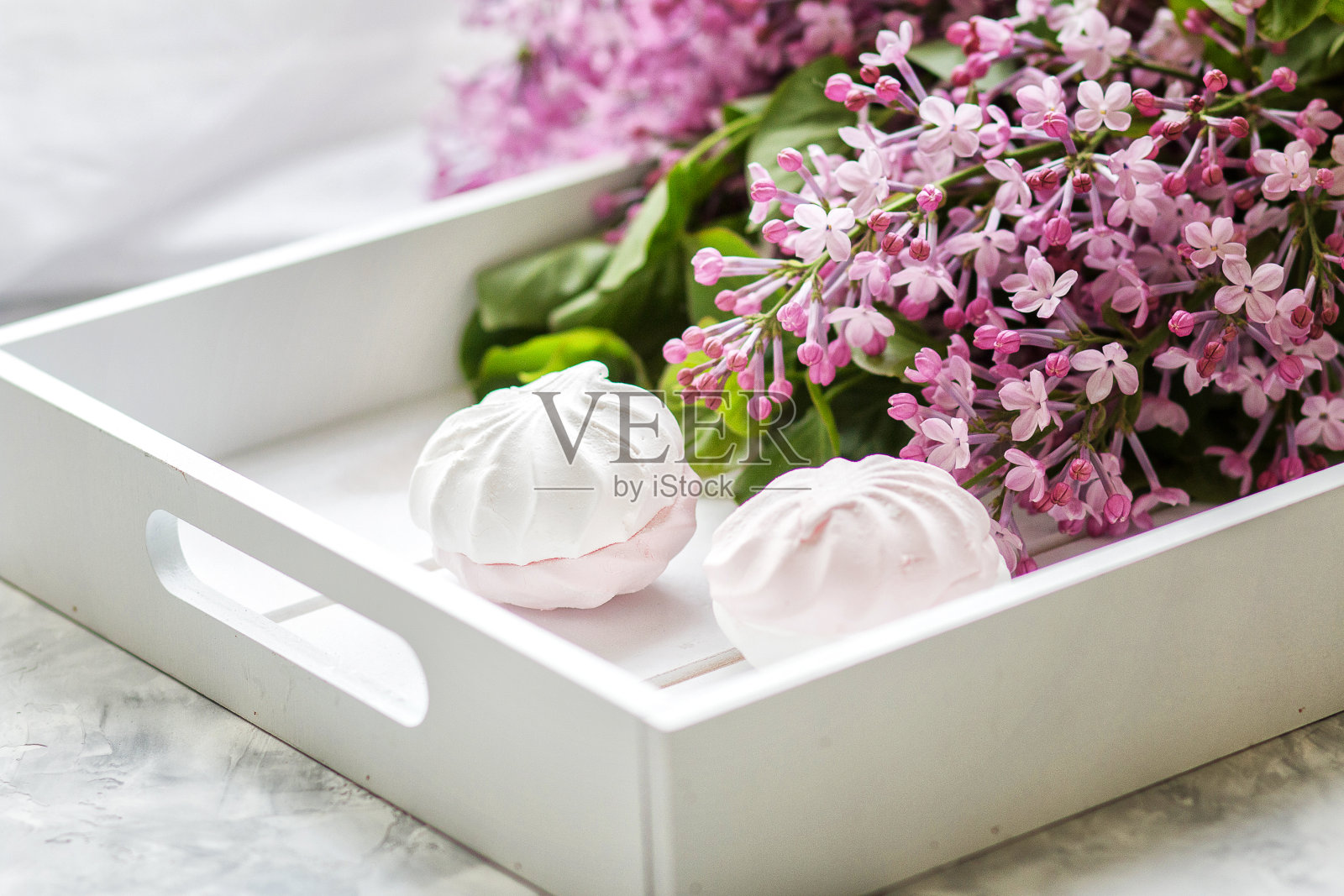 手工制作的棉花糖装在礼盒里，还有一束紫丁香。关闭了。照片摄影图片