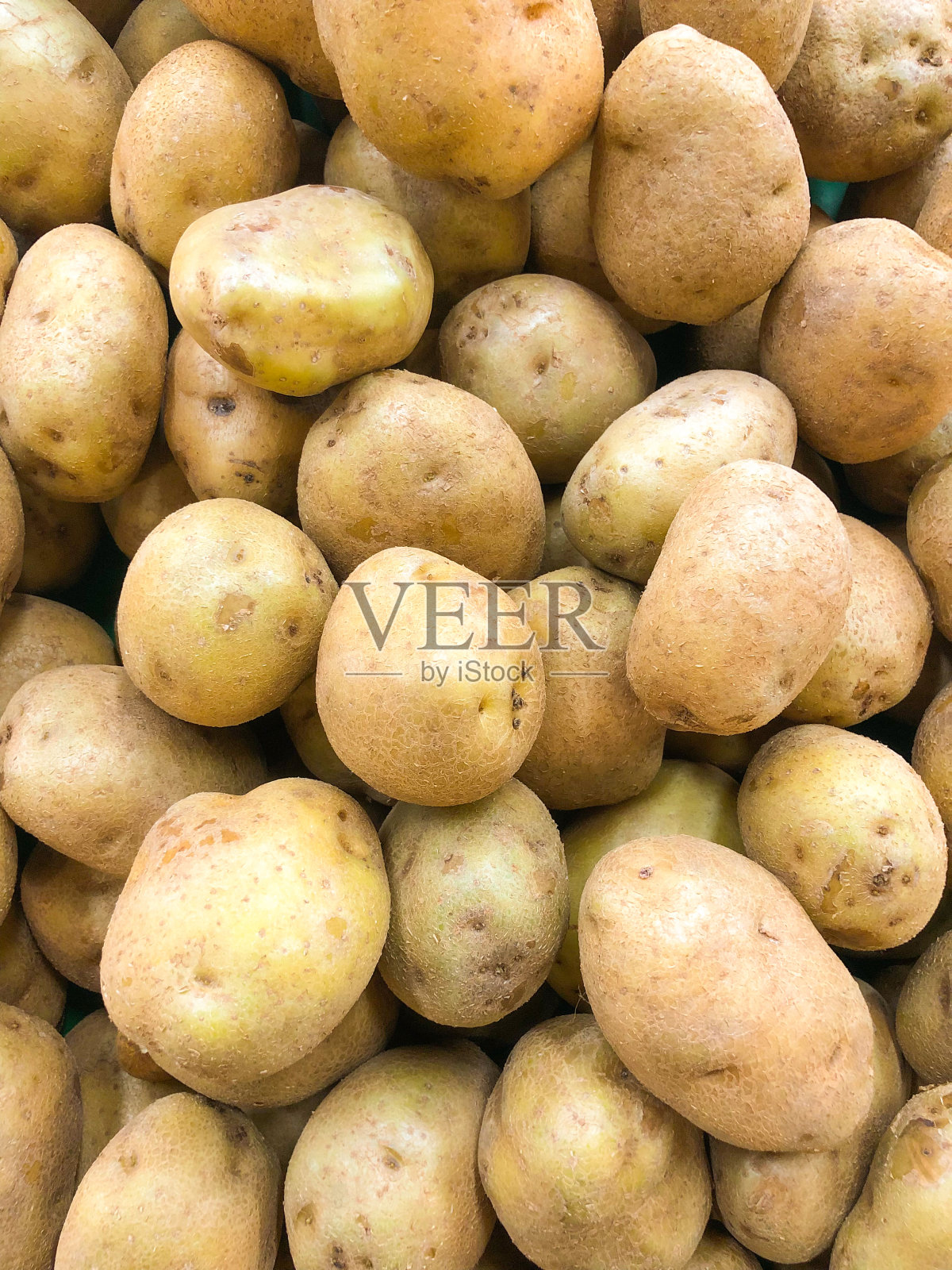 市场上出售的新鲜土豆照片摄影图片