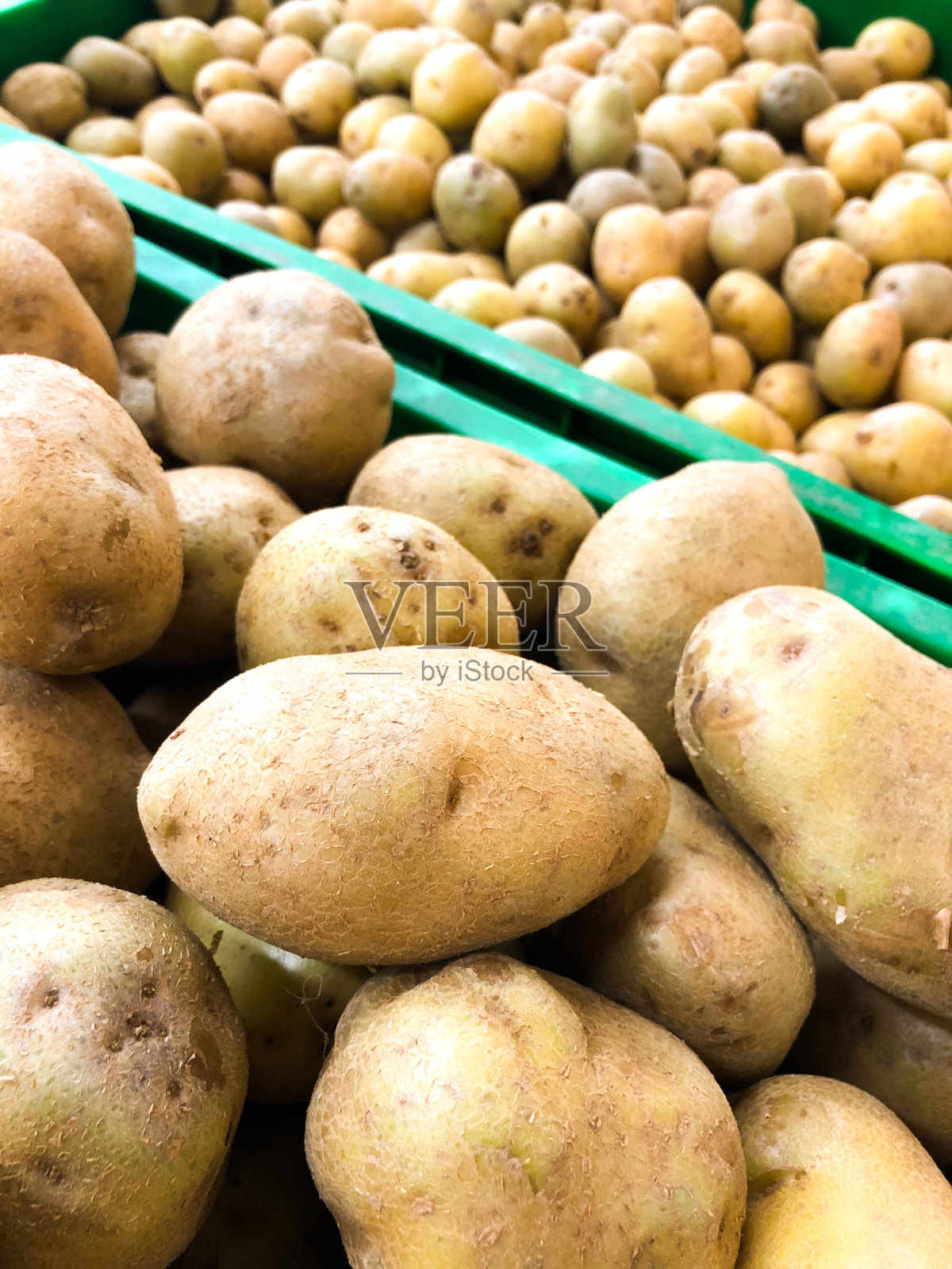 市场上出售的新鲜土豆照片摄影图片