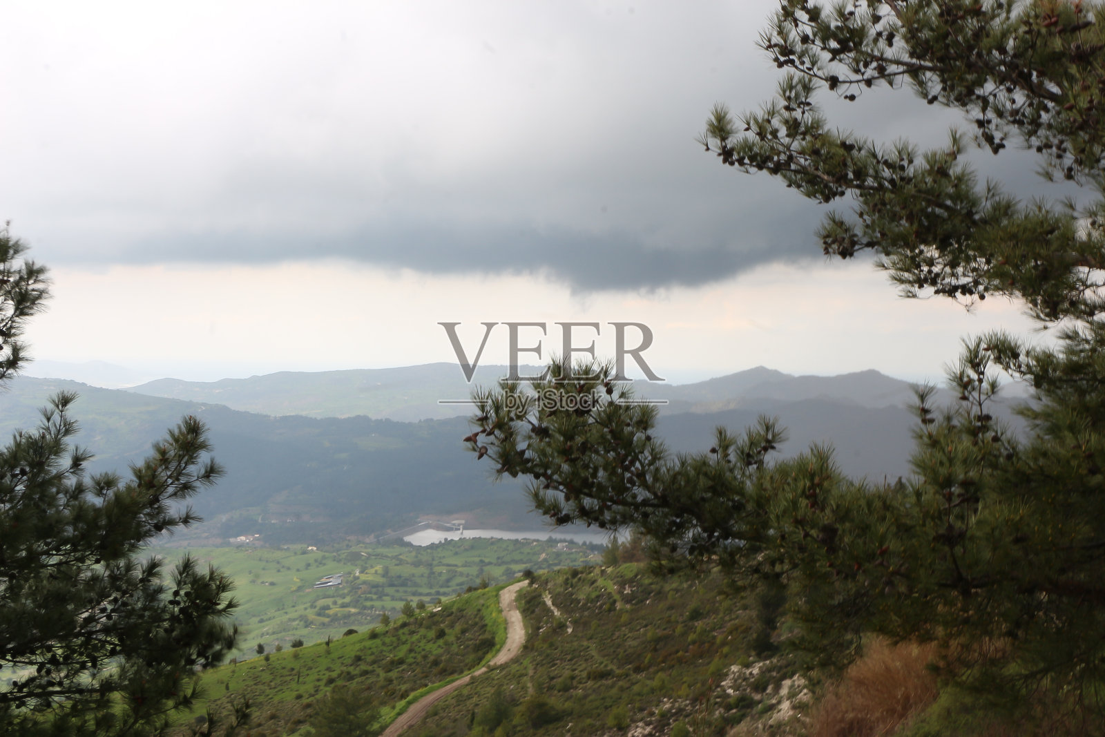 坐落在塞浦路斯中部的山上，在一个历史悠久的塞浦路斯修道院照片摄影图片