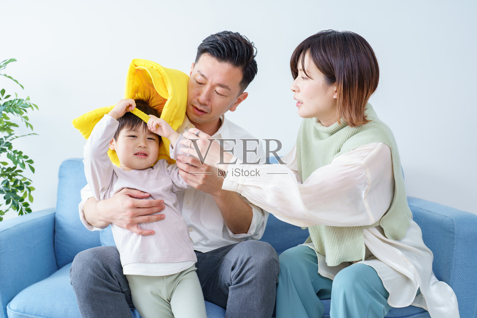 戴着防灾帽的孩子照片摄影图片