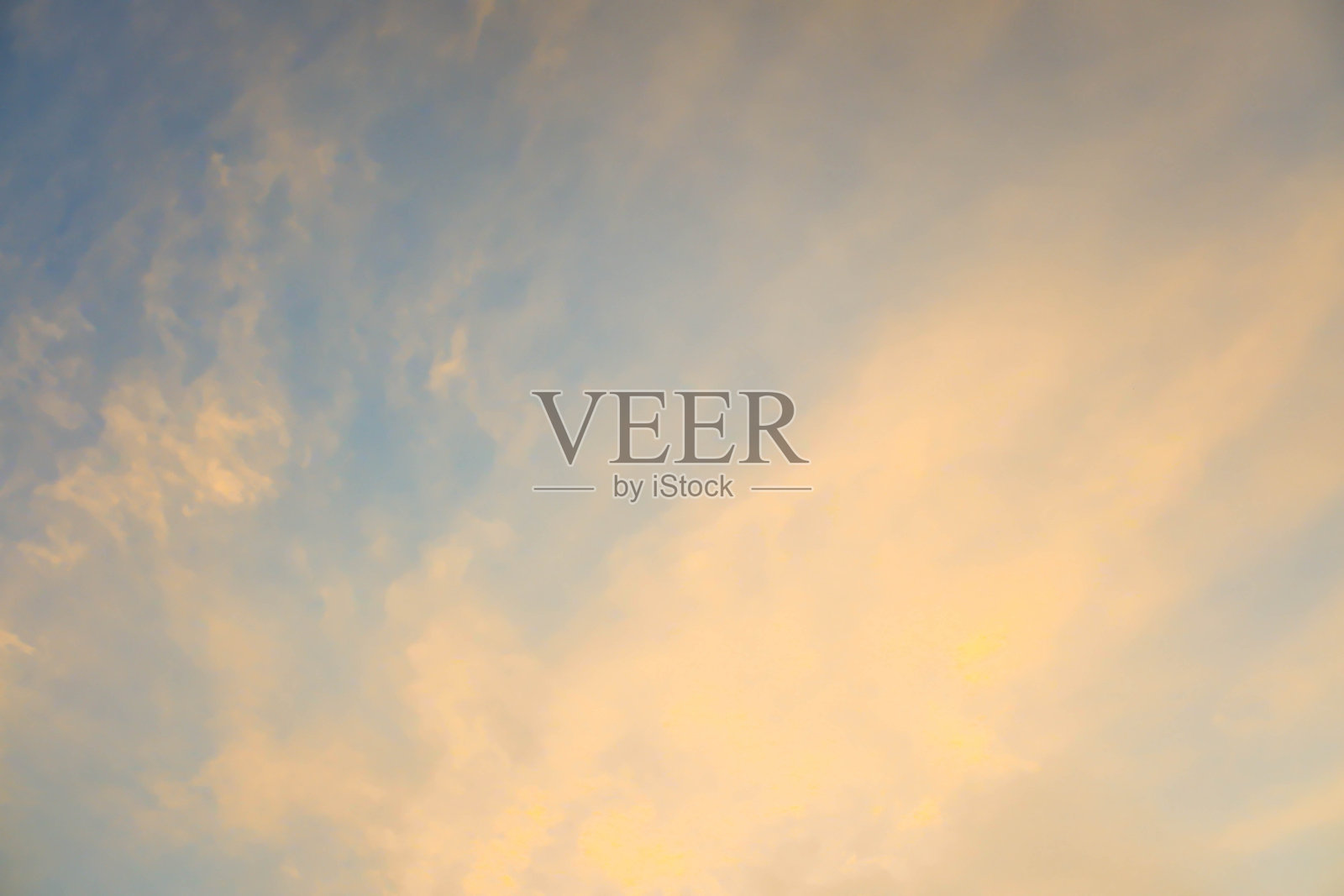 美丽的天空和五颜六色的彩虹。天空背景。照片摄影图片