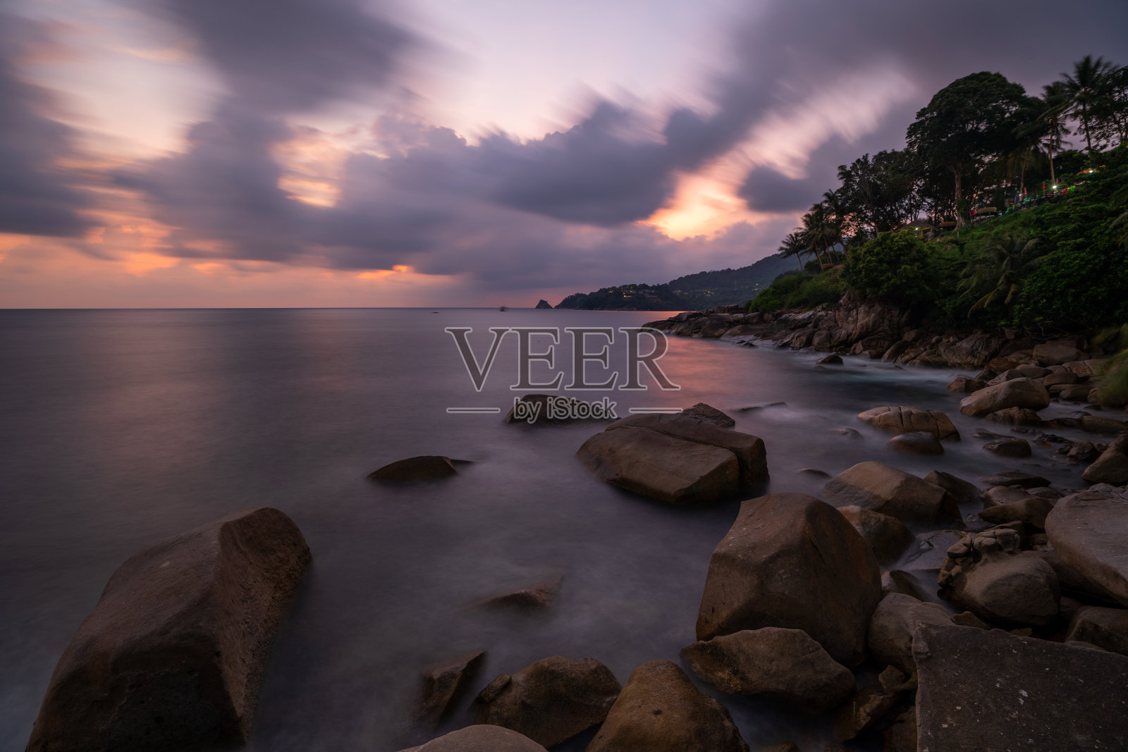 长曝光摄影中海边岩石上的波浪照片摄影图片