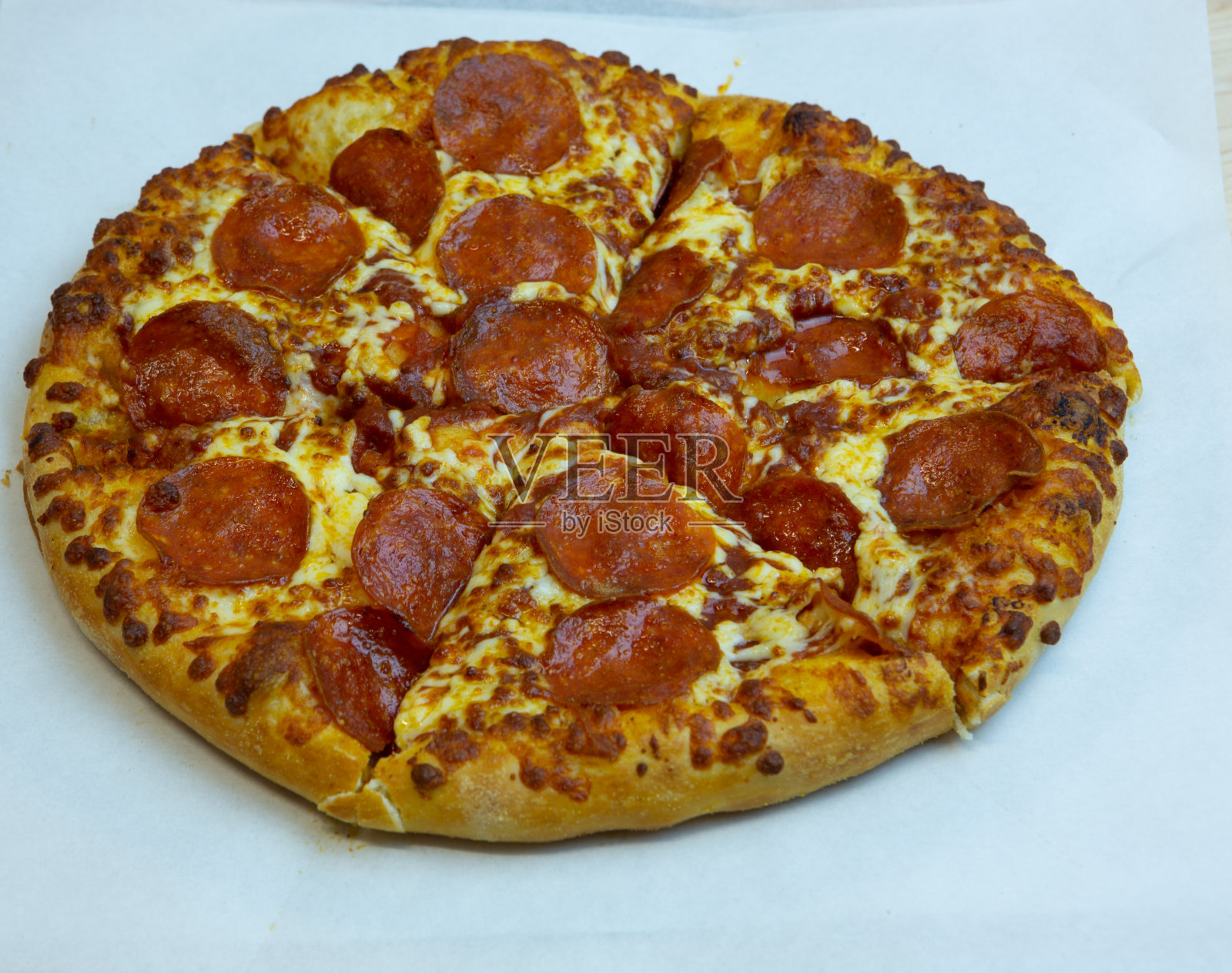 小意大利辣香肠披萨照片摄影图片