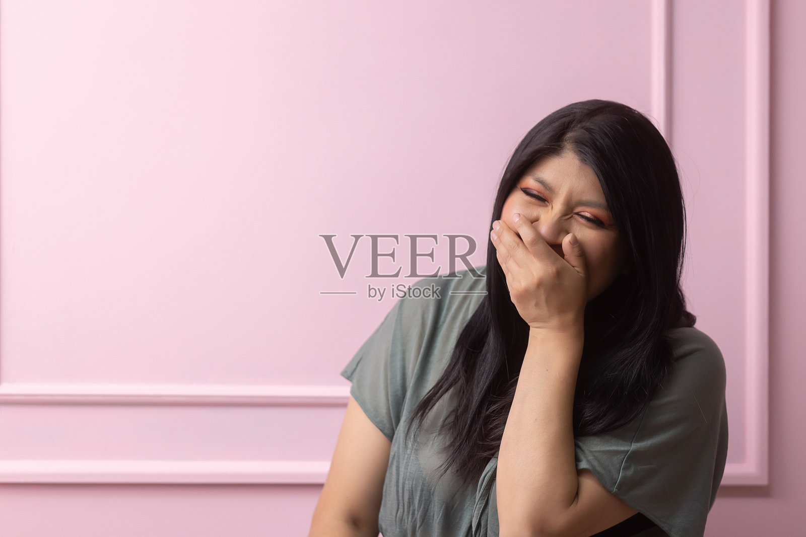 一名被隔离在粉红色背景下的墨西哥女性肖像照片摄影图片