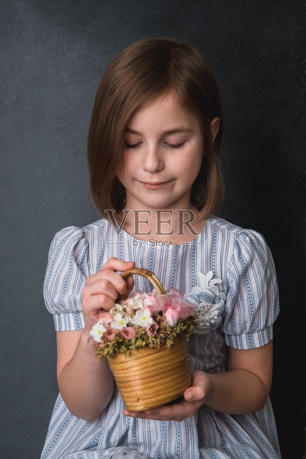 一个穿着裙子的可爱小女孩的肖像照片摄影图片
