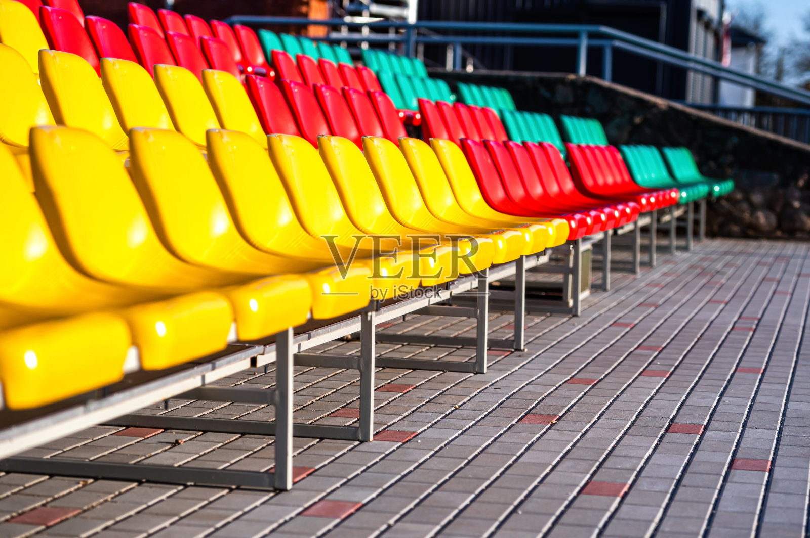 体育场看台的碎片，看台上有五颜六色的椅子照片摄影图片