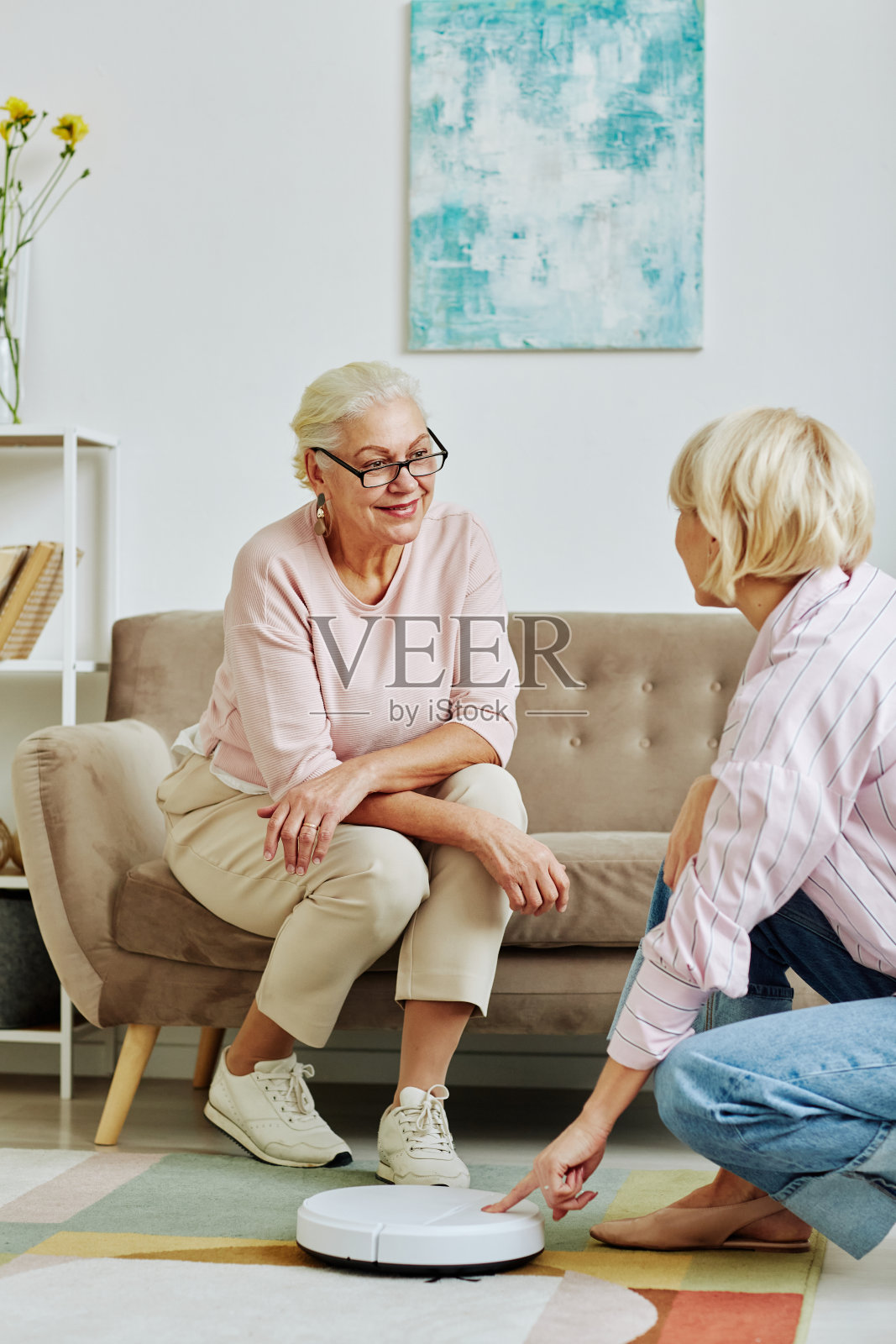 年轻女子为老年母亲建立智能家居照片摄影图片