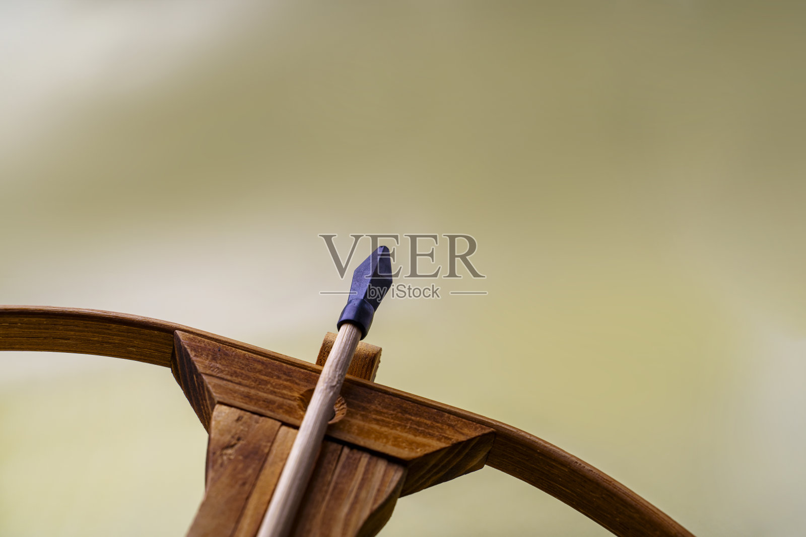 带橡胶抛光器的玩具十字弓躺在弩床上照片摄影图片