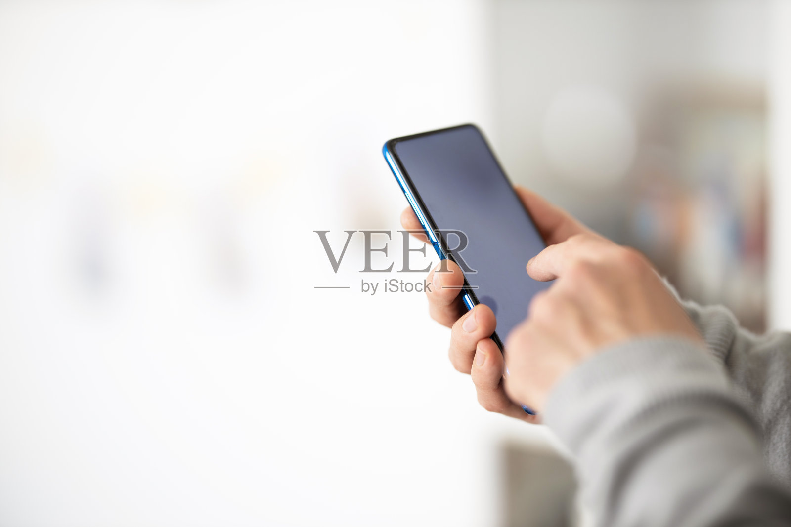 男性用手在智能手机上打字照片摄影图片