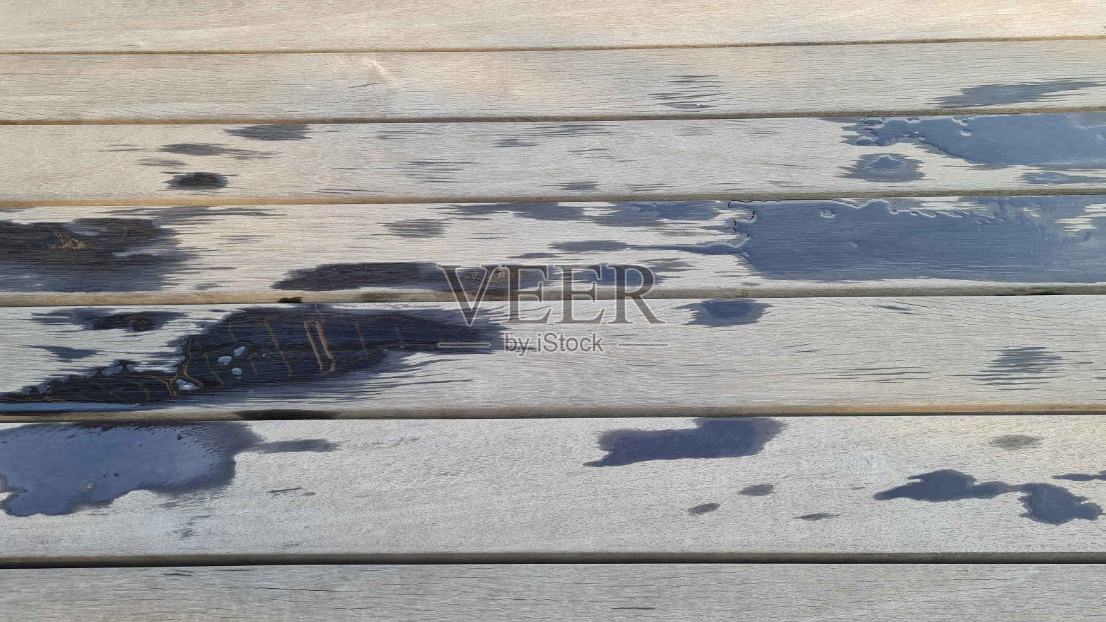 游泳池的木地板上有潮湿的脚印照片摄影图片