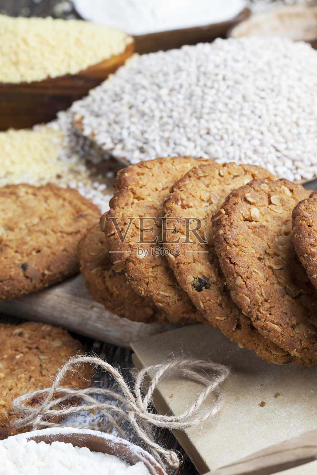 小麦燕麦饼干加花生，特写照片摄影图片
