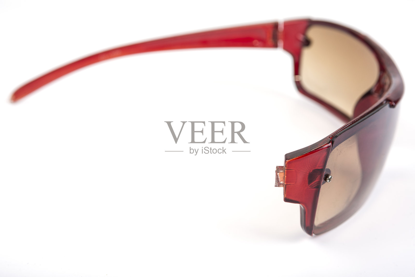 破碎的太阳眼镜上的白色。失踪的寺庙。照片摄影图片