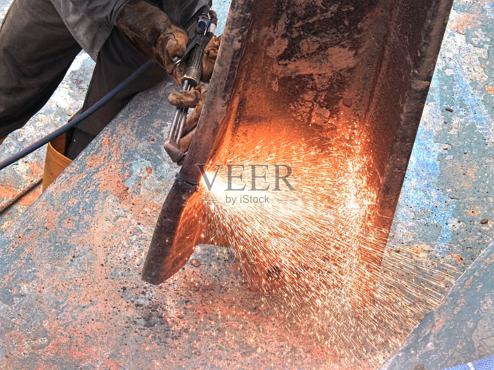 焊工工作近距离观察照片摄影图片