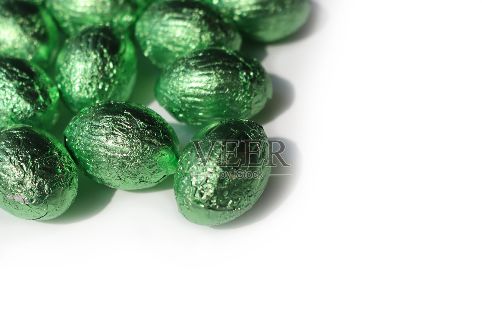 绿色和白色的巧克力复活节蛋照片摄影图片