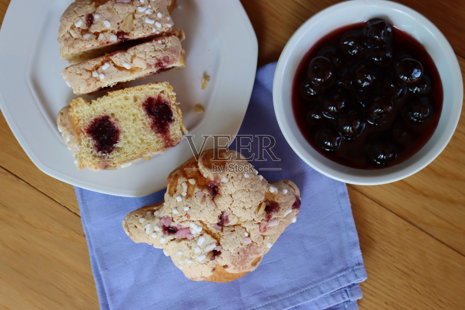 甜甜的意大利复活节蛋糕，叫做Colomba Pasquale，配黑樱桃酱照片摄影图片