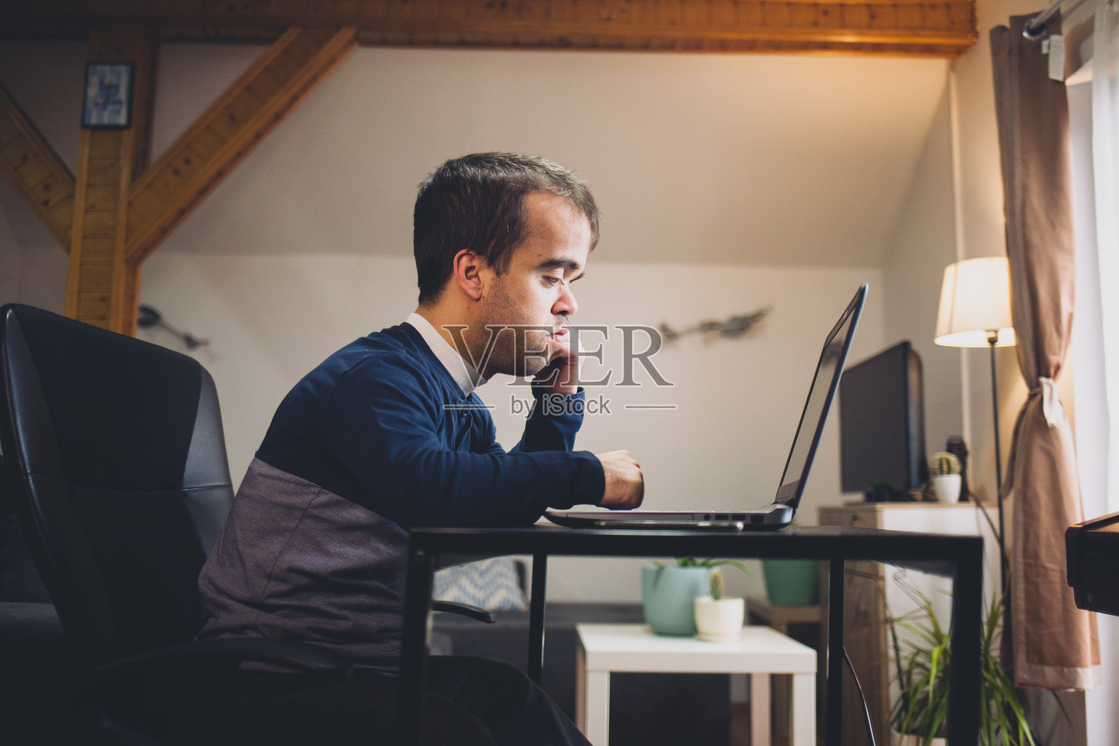 有侏儒症的年轻人在家工作照片摄影图片