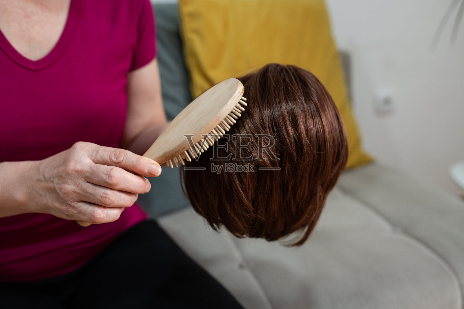 血液治疗病人刷假发的特写照片摄影图片