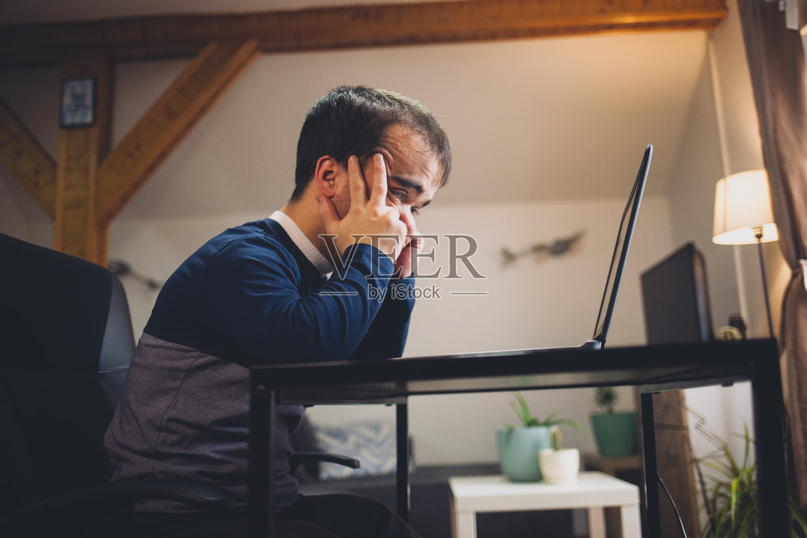 有侏儒症的年轻人在家工作照片摄影图片