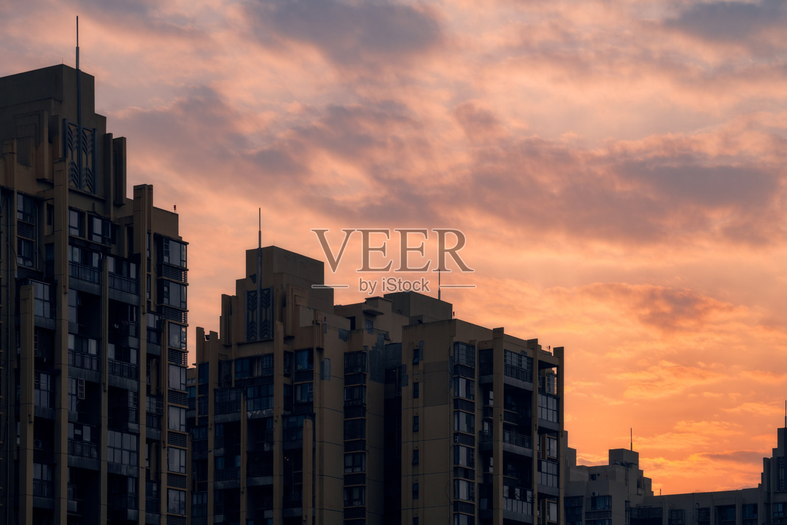 清晨城市里的日出照片摄影图片