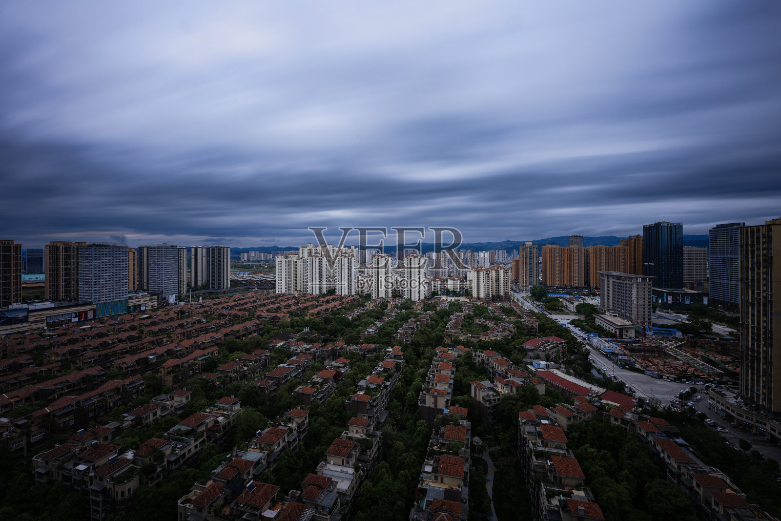 多云的城市现代建筑照片摄影图片