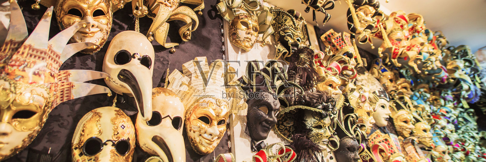 威尼斯的面具。商店橱窗上的彩色威尼斯面具。在威尼斯狂欢节。在意大利旅游。庆祝的气氛。节日的背景。风格和时尚照片摄影图片