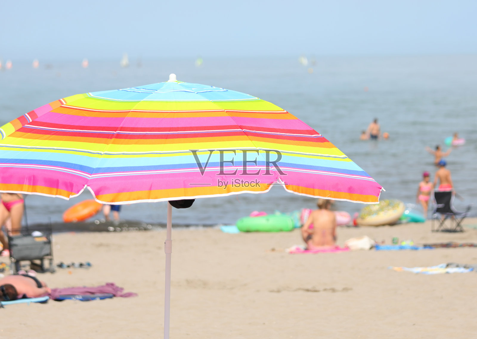 沙滩上的彩色遮阳伞或阳伞照片摄影图片
