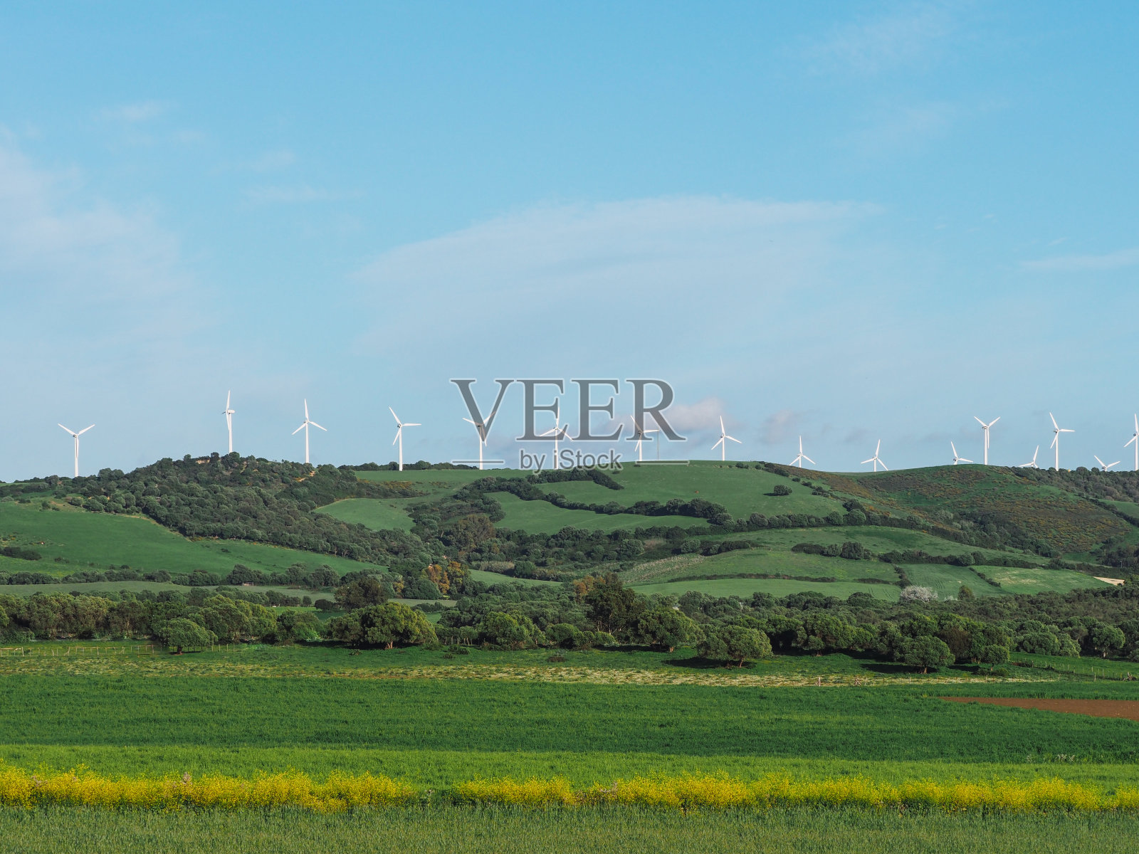 风力发电机安装在田间照片摄影图片