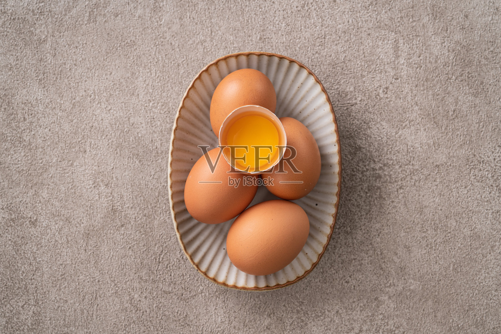 盛在盘子里的新鲜鸡蛋。照片摄影图片