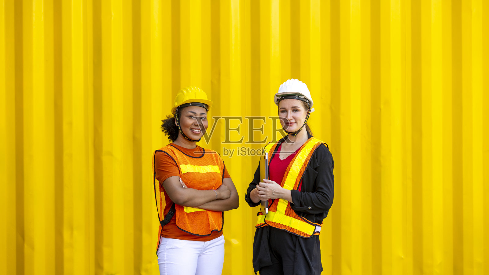 快乐的女同事与黄色的容器照片摄影图片