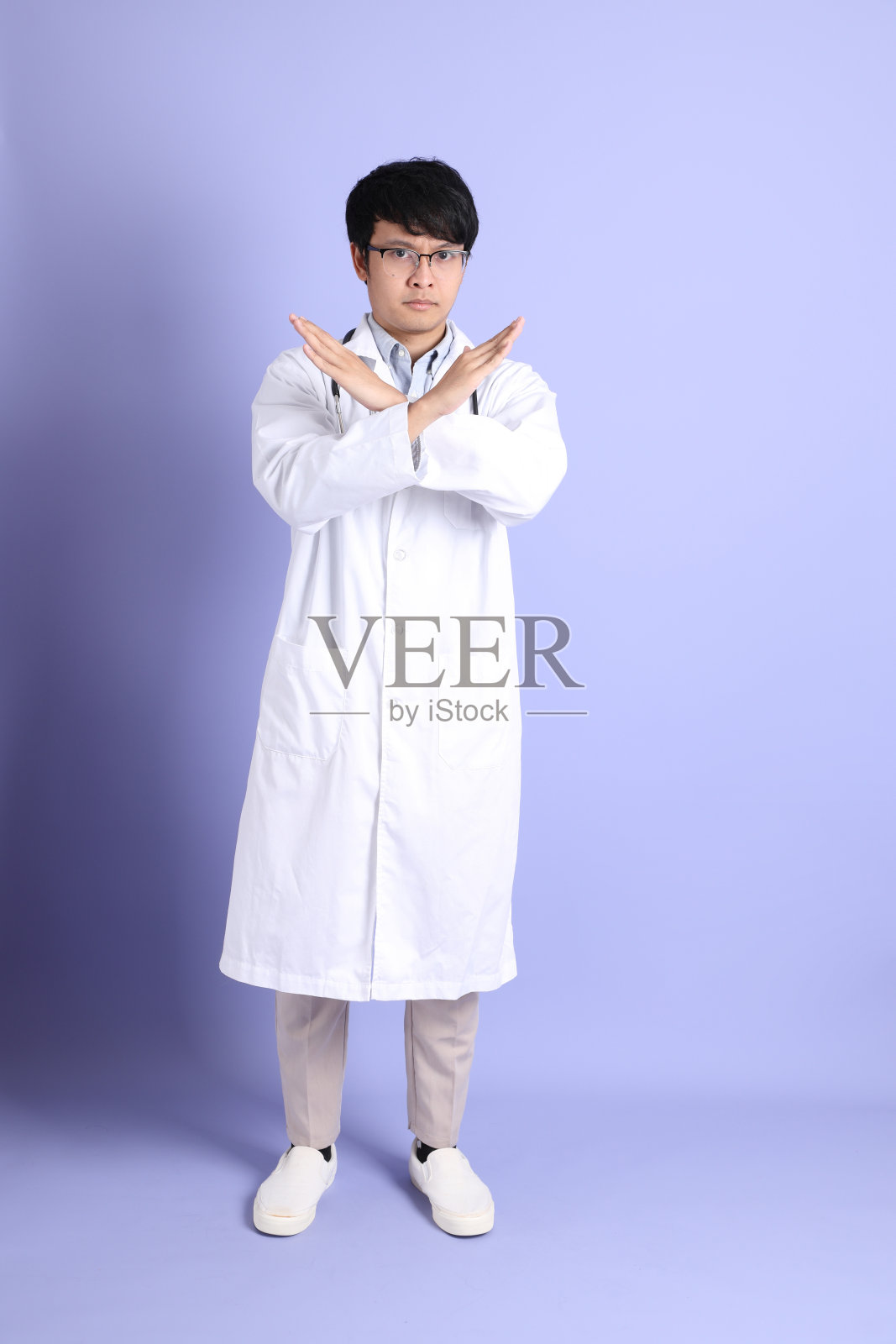 年轻的亚洲医生照片摄影图片